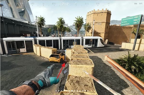 废弃黄色汽车旁藏宝点截图，车尾附近有宝箱标记