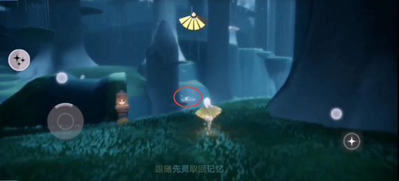 蘑菇下方的小洞入口，绿叶掩映中藏着神秘空间