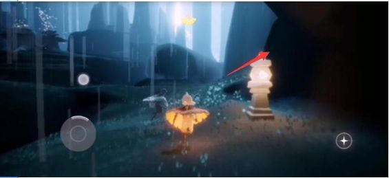 空心树桩外观，树干上布满青苔