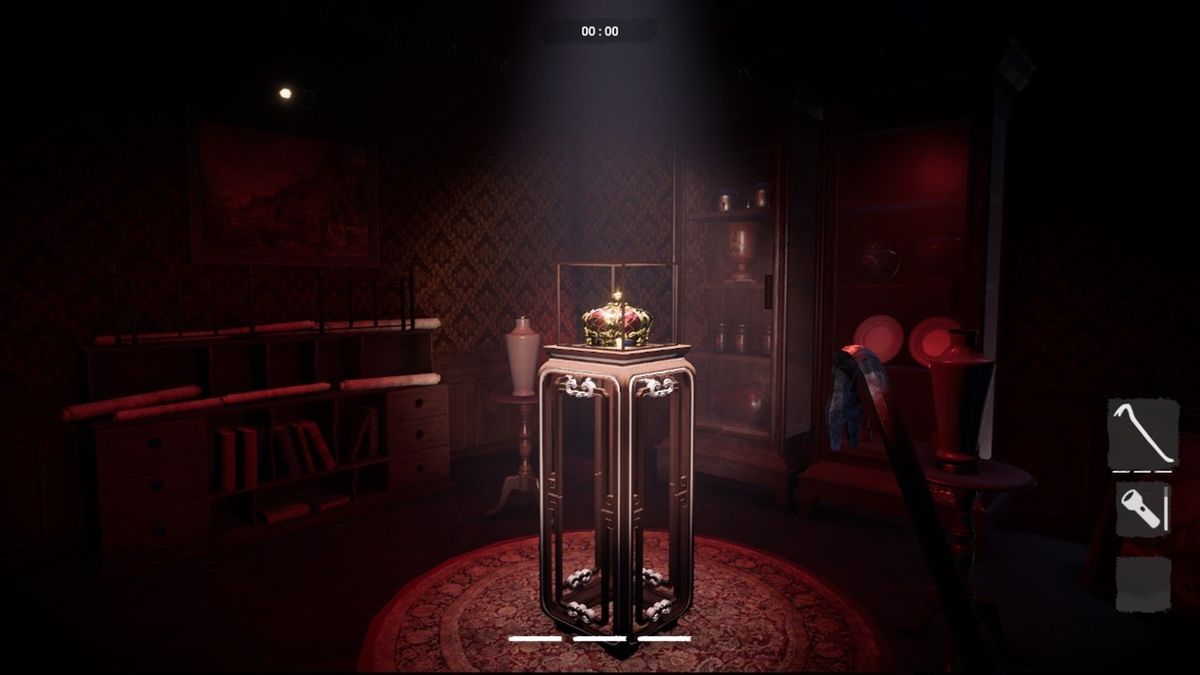 玩家角色在昏暗环境中紧张搜寻，手中握有各种工具，背景中可见队友与恶灵的模糊身影