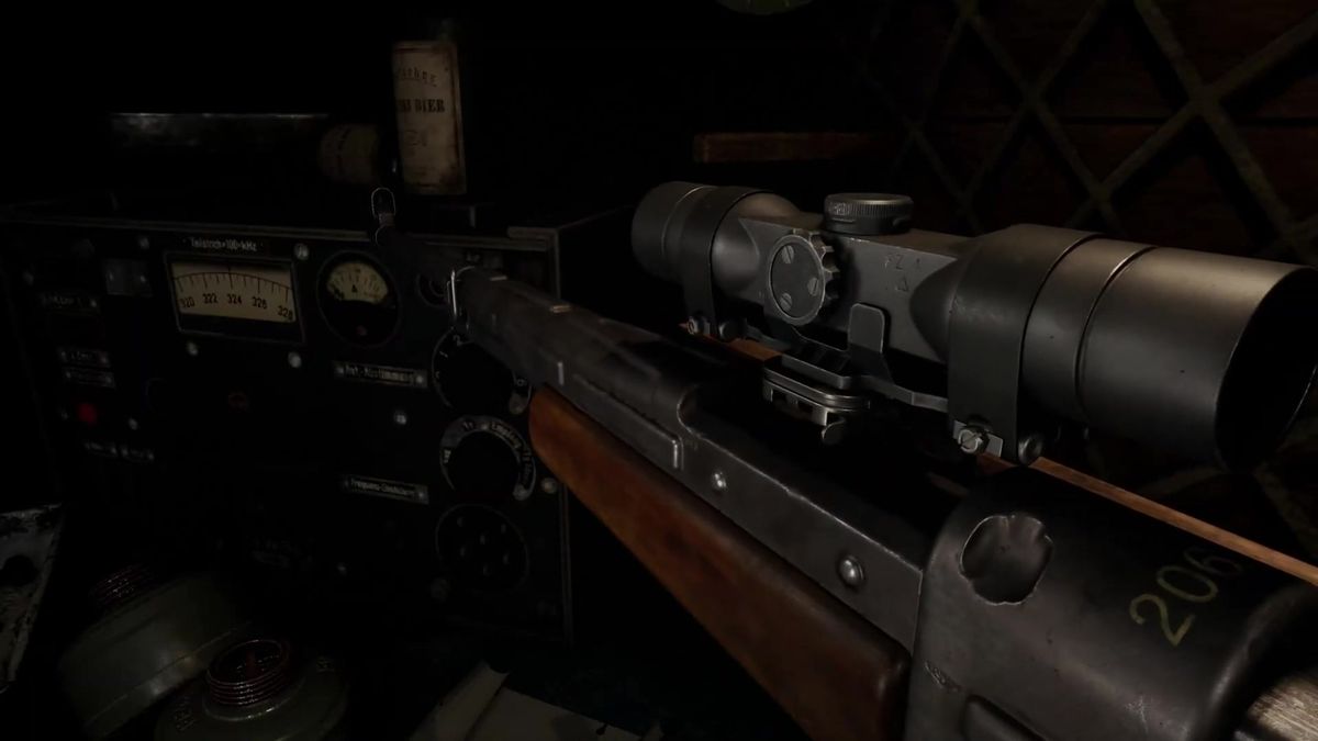 角色在废墟中搜寻物资，远处有大量僵尸逼近