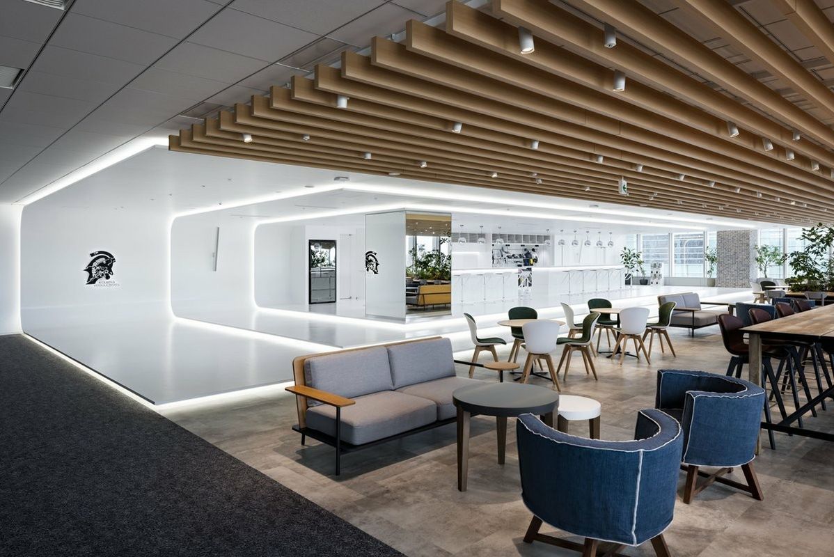 多功能区域实景图，可自由变换布局以适应会议、展示、活动等不同需求