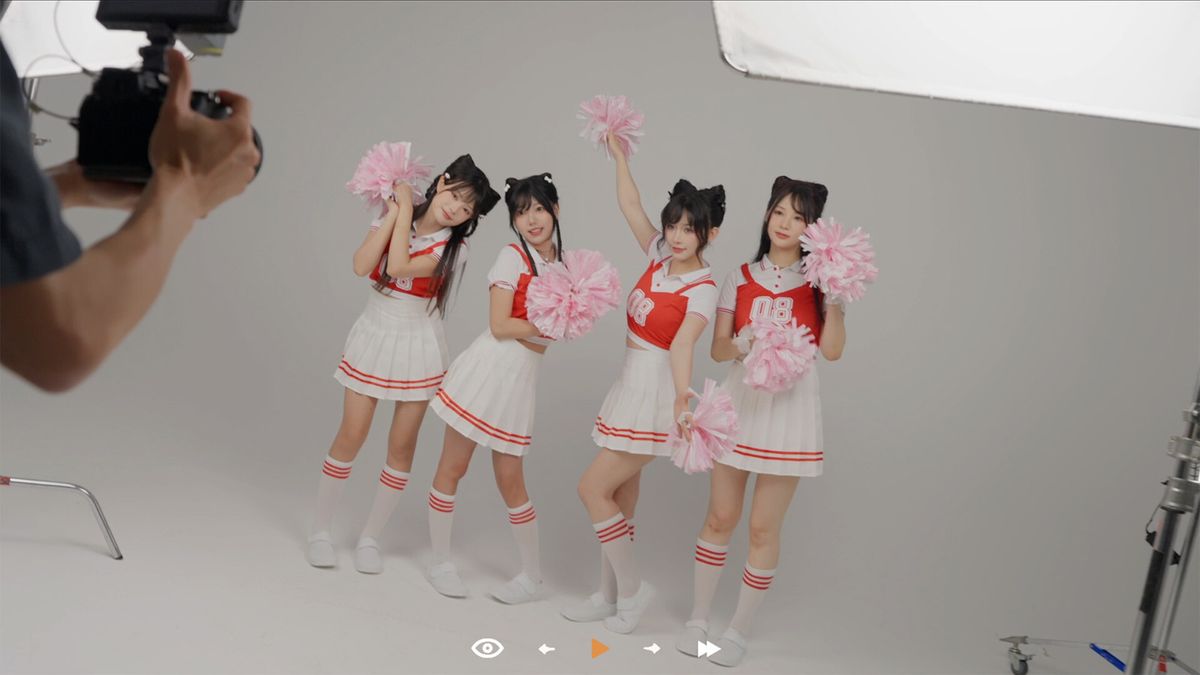 《花奴令》游戏截图，四位花奴齐聚一堂，玩家正在为她们拍摄合影