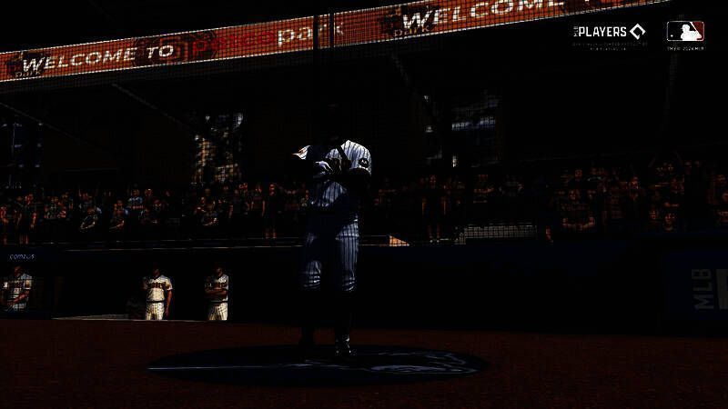 棒球比赛中的守备动作画面，展现防守细节