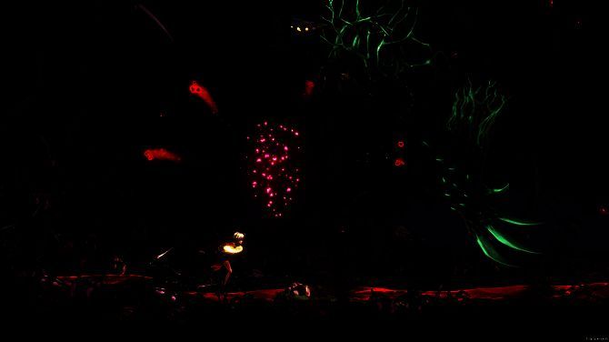 主角手持异能武器在黑暗森林中战斗的场景，背景充满神秘氛围