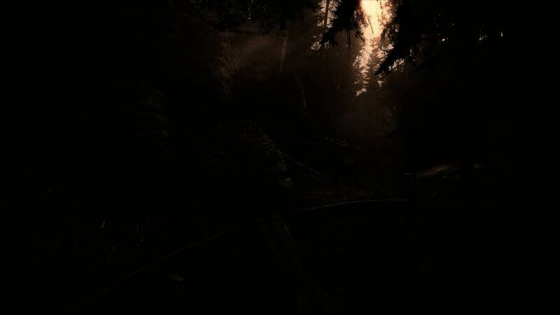 《天国：拯救2》主角手持十字弓潜伏在森林中，准备狩猎一只鹿