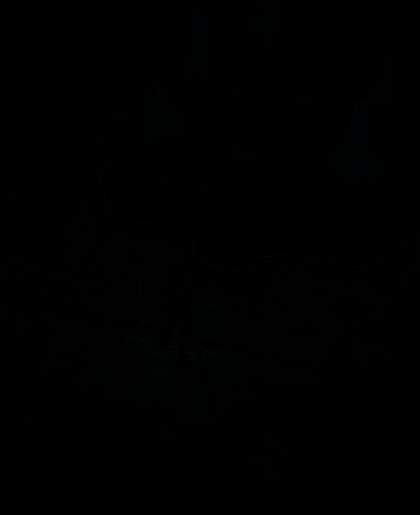 炸弹人BOSS战斗画面，角色在爆炸特效中奋力抵抗