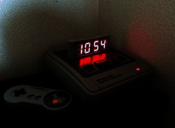 玩家自制SFC版闹钟，外观高度还原经典主机设计