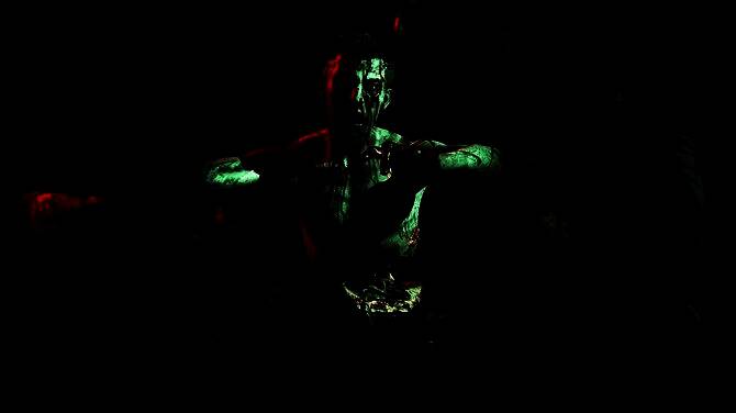 夜晚场景下的潜行与战斗，光影效果逼真