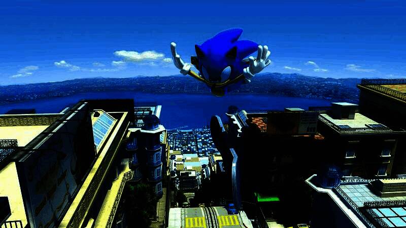 逃亡都市关卡中，索尼克滑板飞驰，背景是高楼与坡道交错的城市景观