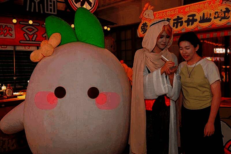 金萝杯颁奖典礼现场，嘉宾与玩家共同见证荣耀时刻