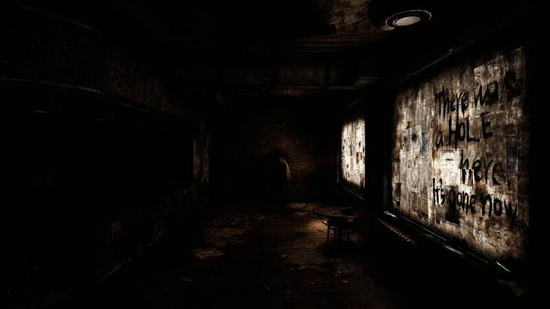 《寂静岭2：重制版》游戏场景截图，昏暗街道弥漫浓雾，氛围压抑