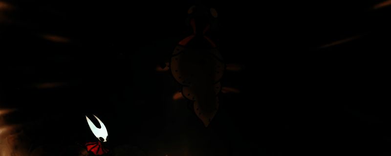 育母战斗场景，角色与BOSS对峙，背景昏暗，氛围紧张