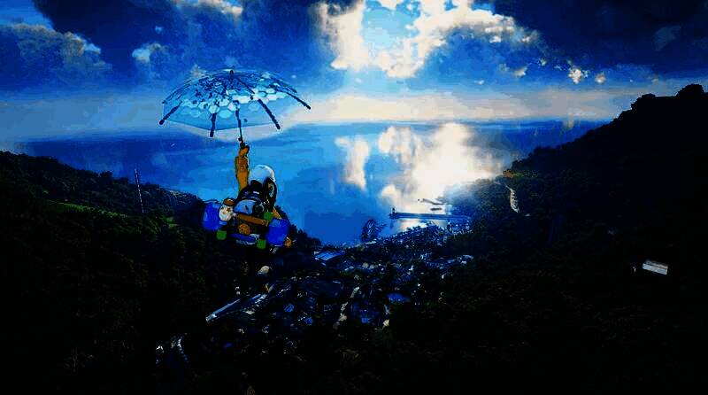 《多可比》游戏场景截图，展示角色与多可比生物互动的温馨画面