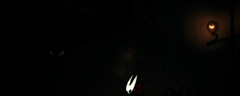 荒沼翼主在昏暗沼泽场景中展开双翼发动攻击，周围布满蛛丝状能量轨迹，氛围紧张