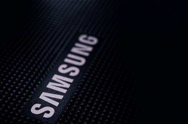 三星电子总部外观，现代感十足的建筑群映衬着阴沉天空，象征企业面临转型压力