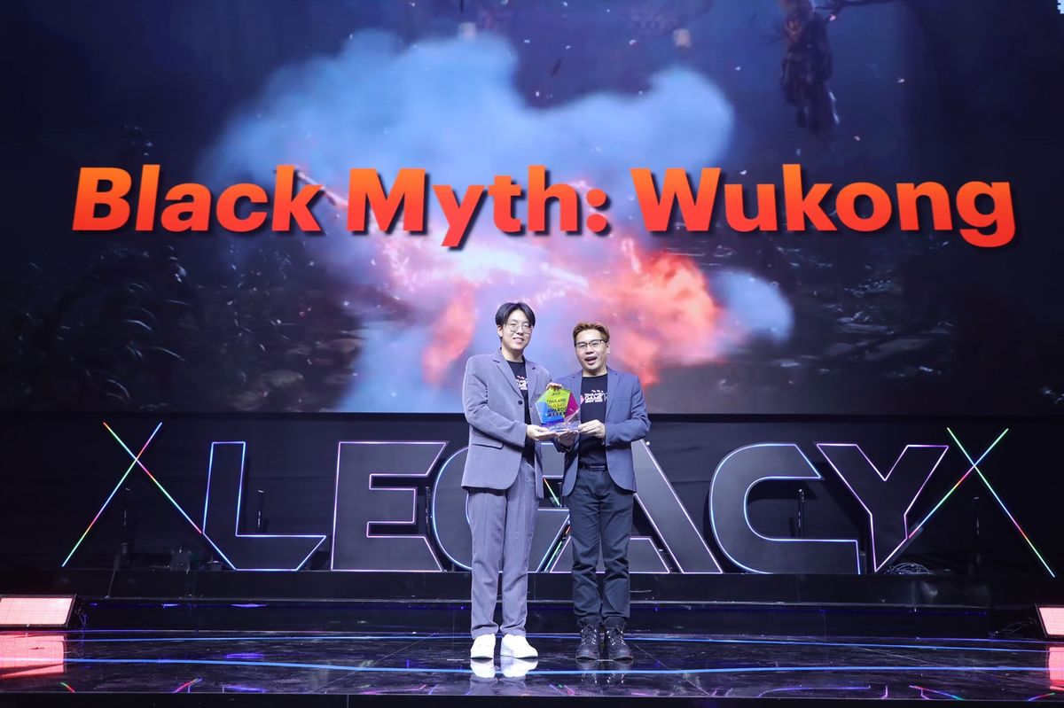 《黑神话：悟空》荣获泰国游戏大奖年度最佳游戏的颁奖现场画面，背景为游戏标志性角色孙悟空持金箍棒的震撼视觉图