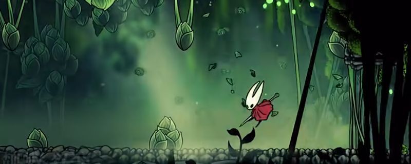 《空洞骑士：丝之歌》中BOSS苔藓之母战斗场景，主角在苔藓覆盖的洞穴中躲避针刺攻击