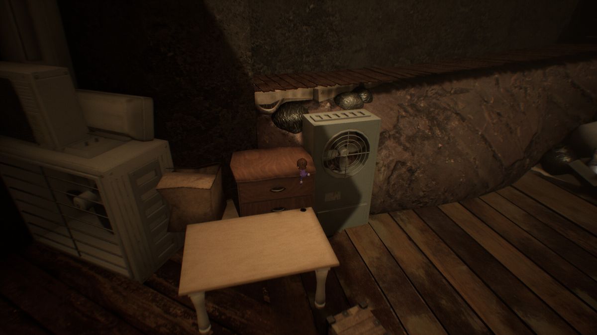 汉娜在昏暗走廊中前行的游戏画面，背景是扭曲的墙壁和闪烁的灯光，营造出强烈的心理压迫感