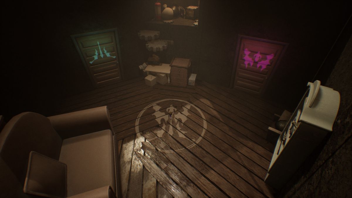 游戏角色在昏黄路灯下走过空旷街道的画面，影子被拉长，四周雾气弥漫，气氛神秘