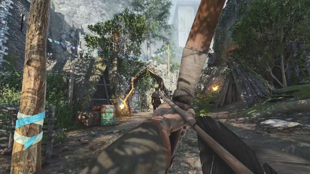 夜晚场景下的探索，篝火与阴影交织营造恐怖氛围