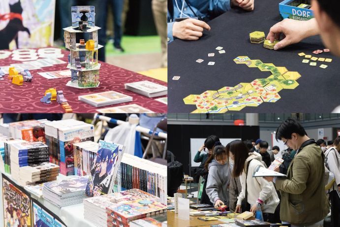 玩家们围坐在长桌前进行卡牌对战，神情专注，桌上摆满规则书与计分板