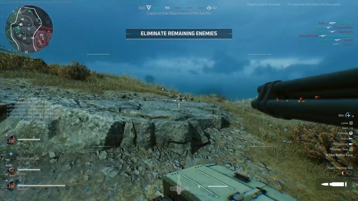 角色在建筑物内进行战术推进，队友配合默契，战术动作规范