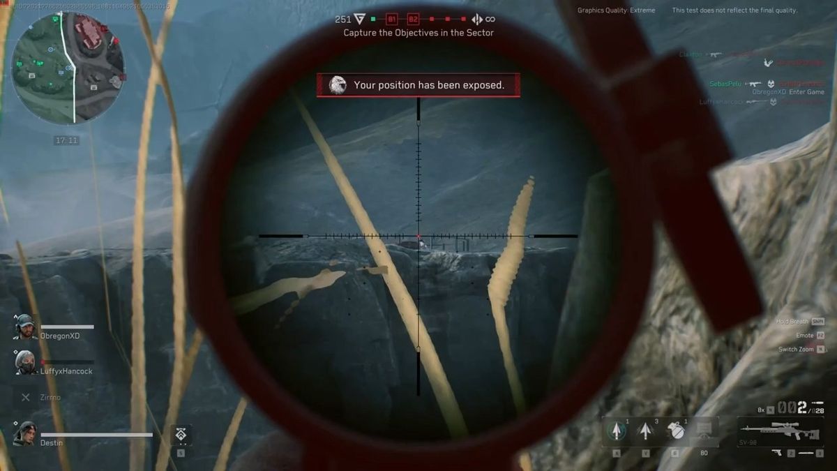 战斗画面中角色被击中倒地，队友迅速进行救援，动作流畅自然