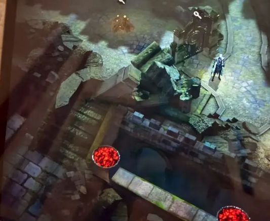 初光之盾与欧菲娜角色立绘对比图，展示两位坦克英雄的外观特征及技能图标