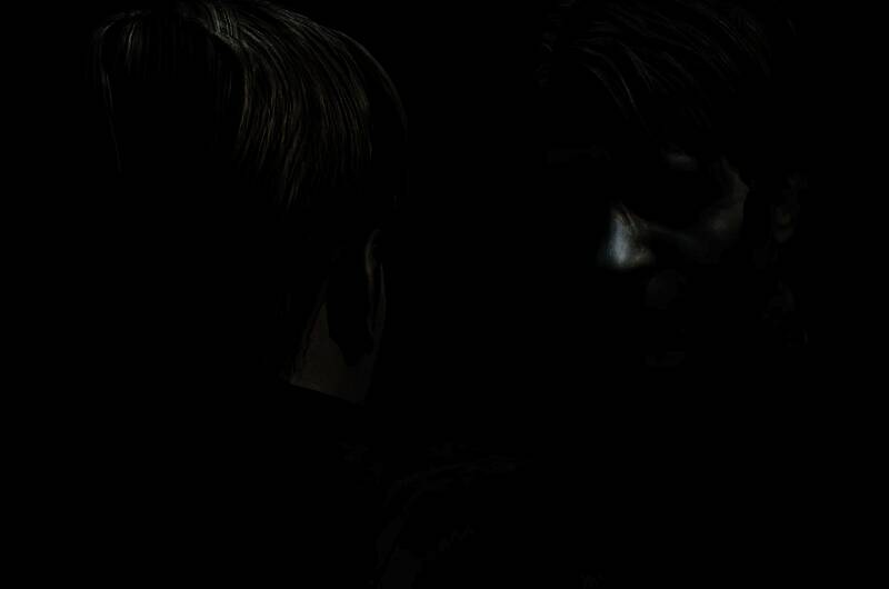 《寂静岭2：重制版》游戏封面及PS5光盘展示，背景为昏暗迷雾中的小镇街道