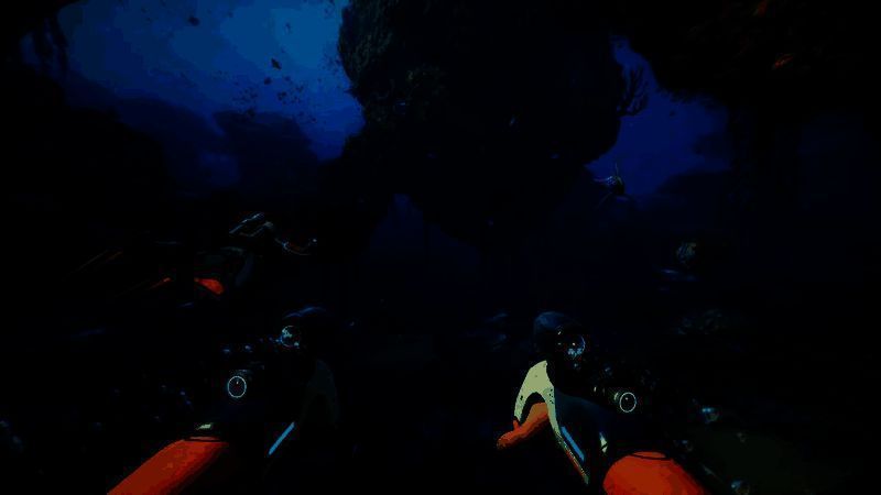 《深海迷航2》游戏内实机画面截图，展示玩家驾驶小型潜水器穿越海底洞穴，周围环绕着发光鱼类