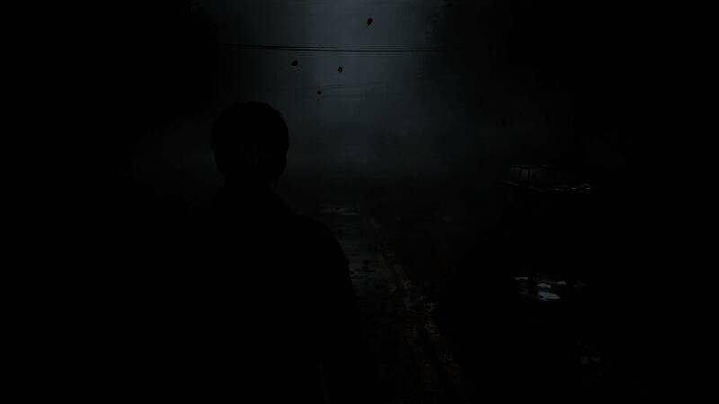 《寂静岭2》重制版游戏画面，昏暗的街道中主角詹姆斯孤独前行，浓雾弥漫，氛围压抑而神秘