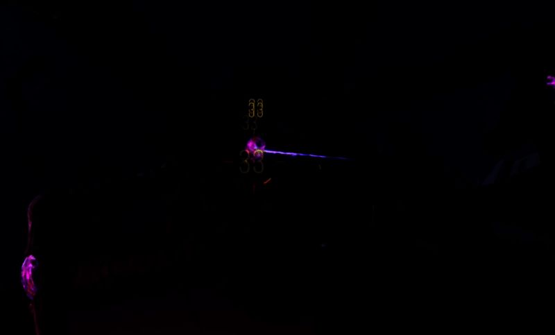 玩家使用AK白虎在废墟地图中进行远程狙击，远处敌人被精准命中，画面充满未来战争氛围