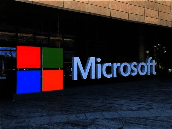 开发者社区讨论微软Azure OpenAI服务关闭的消息截图，论坛中充满质疑与担忧情绪