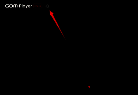 GOMPlayer设置按钮特写，鼠标指针悬停在左上角齿轮图标上，提示即将进入设置菜单