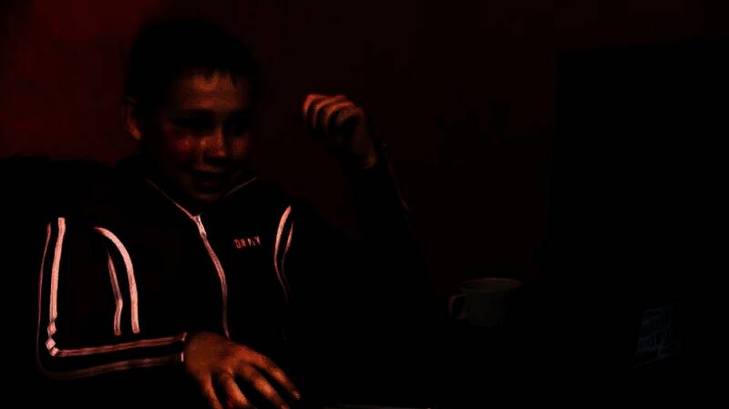 调查报告封面图展示童年游戏与成年成就的关系图表