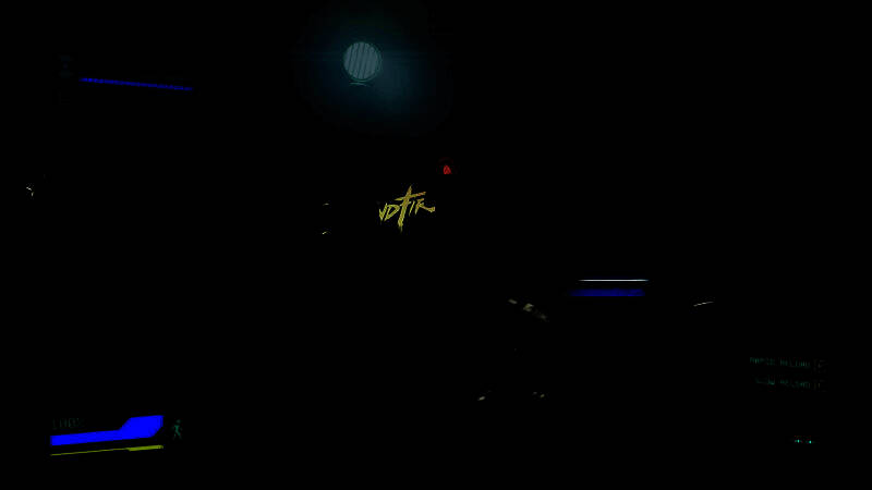 多人对战实机画面，两名玩家在狭窄通道内交火，火花四溅，背景可见其他玩家模糊的身影和闪烁的陷阱警报