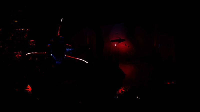 外星浅海区域全景，彩色植物随水流摆动，天空透过水面折射出异星光影