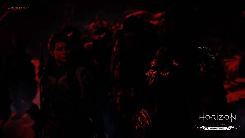 《地平线：零之曙光重制版》中主角艾洛伊行走在阳光洒落的森林中，周围机械生物缓缓移动，光线透过树叶形成斑驳光影