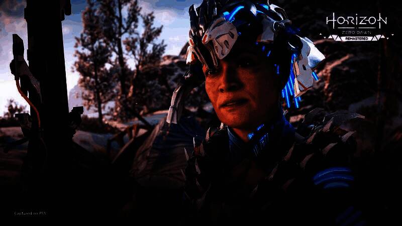 沙漠地带巨大机械蝎子爬行而过，沙尘扬起，背景是烈日下的古老遗迹