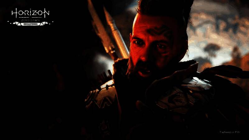 第一人称视角下瞄准机械兽弱点，准星锁定核心部位，界面信息清晰直观