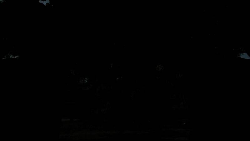 狭窄巷道中，主角躲避地面爬行的畸形敌人，墙上投射出扭曲影子