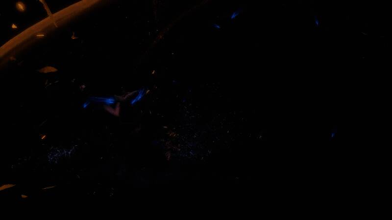 主角与身穿铠甲的古代武士亡魂对决，刀刃相撞迸发火星