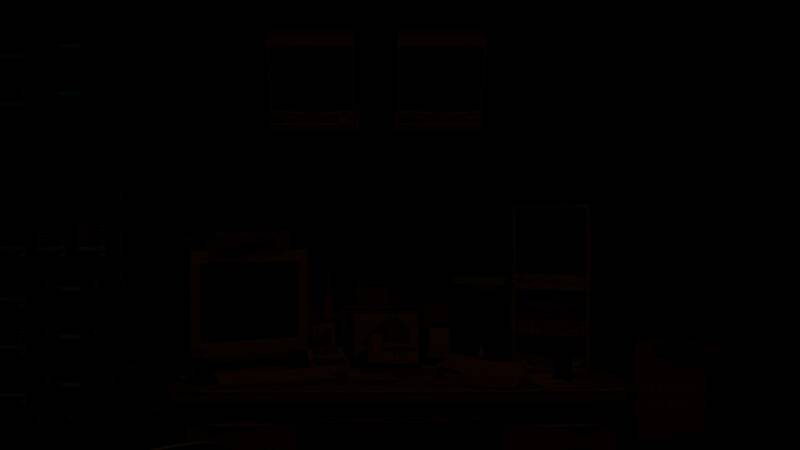 角色站在镜子前，镜中映出的却是另一个完全不同的恐怖形象