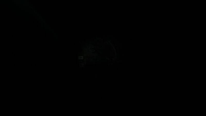 昏黄灯光下的会议室，桌边坐着数个静止不动的黑色人影