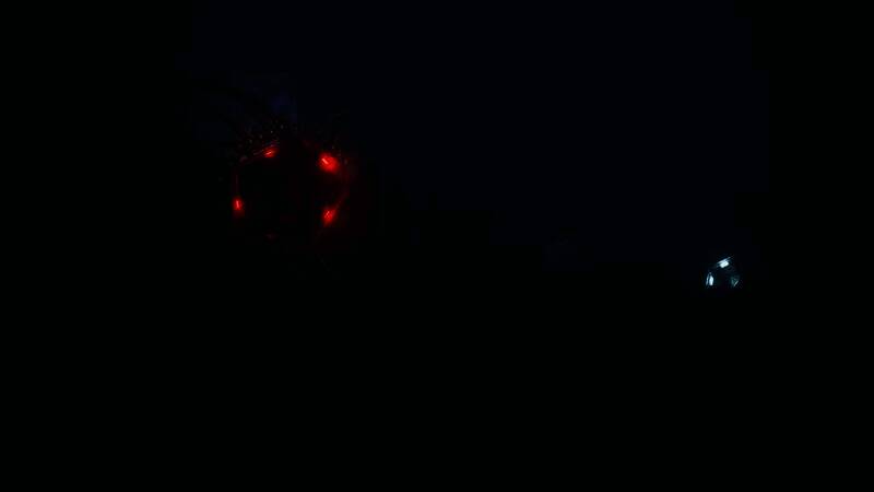 主角身穿复古未来风格战斗服，手持发光武器站在废墟城市中，天空呈现诡异紫色极光