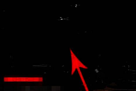 直播间内景画面，主播正在介绍护肤品，屏幕下方滚动着用户评论