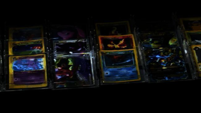 警方召开发布会，警官站在背景板前介绍案件进展