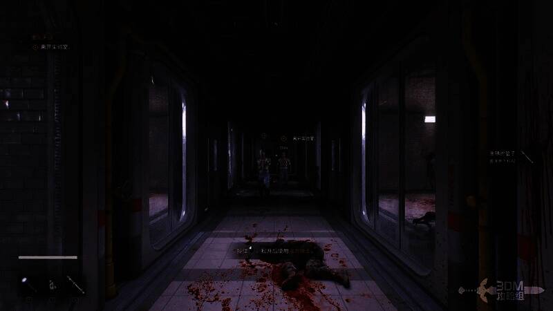 主角挥舞水管猛击丧尸头部，血液四溅，周围堆满尸体