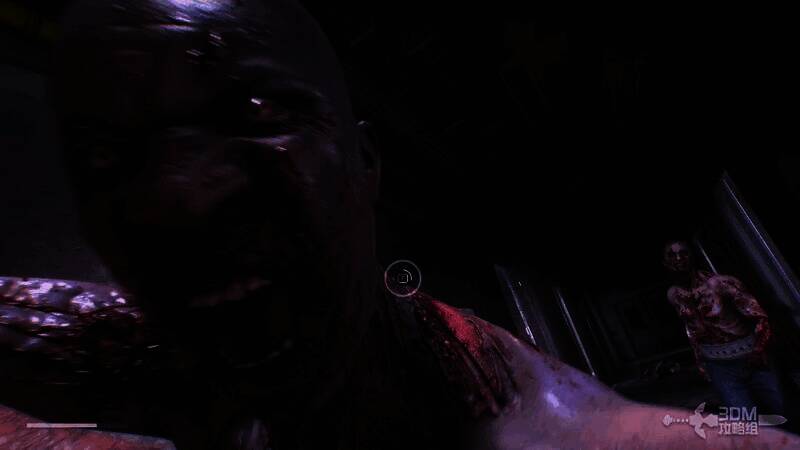 主角双眼泛红，肌肉膨胀，化身为半兽人形态，正将数名丧尸撕碎